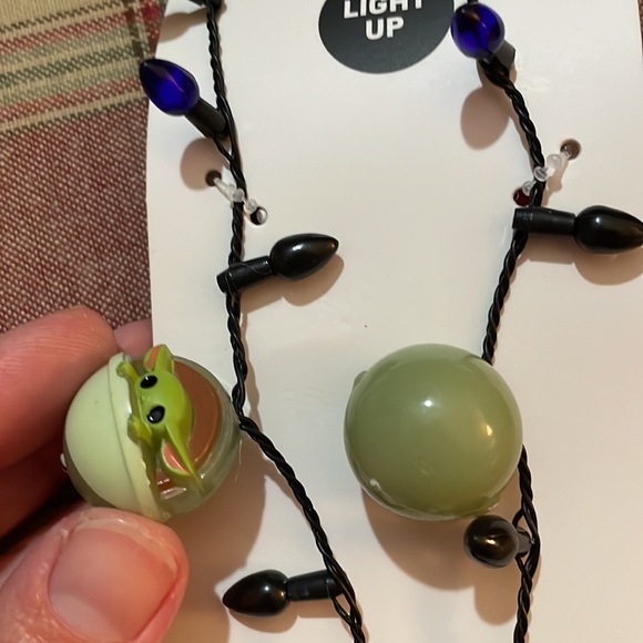 👽UNIQUE👽NWT DISNEY STAR WARS MANDALORIAN CHILD EARS HEADBAND LIGHT UP NECKLACE - Picture 5 of 6